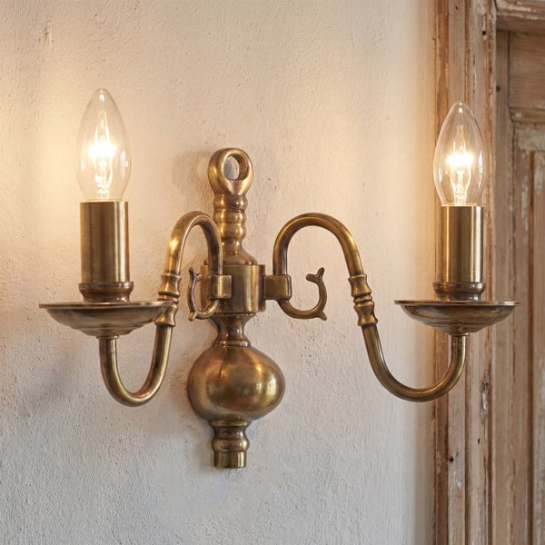 Detailaufnahme einer goldenen Leuchte