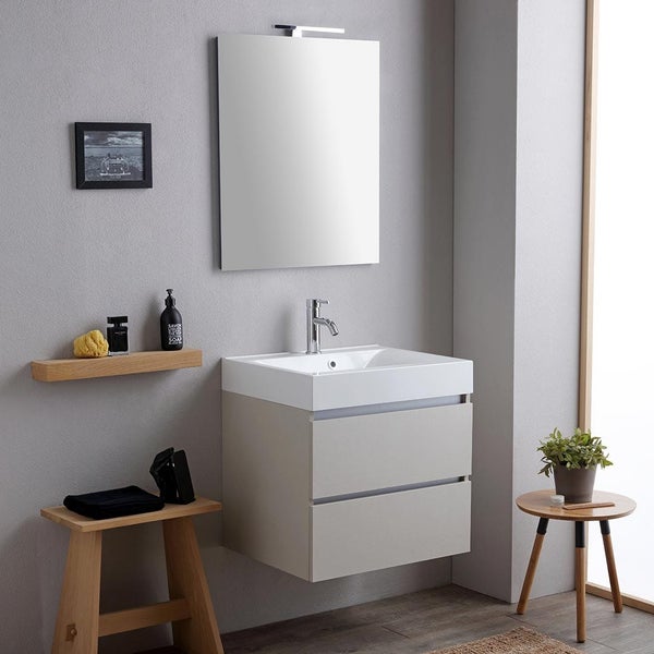 Badezimmer Szene mit Waschbeckenunterschrank, Spiegel und Ablage