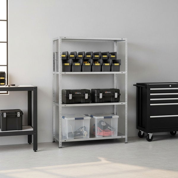 Organisierte Werkstatt mit einem Metallregal, das schwarze Sichtlagerkästen, Werkzeugkoffer und transparente Boxen enthält. Daneben ein Werkstattwagen.