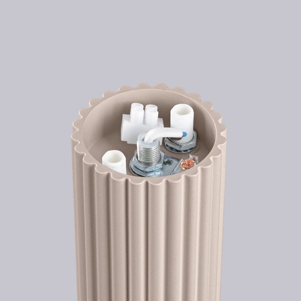 Detailansicht der elektrischen Anschlüsse in einer geriffelten, sandfarbenen Leuchtenhalterung mit Lüsterklemme und Gewinderohren.