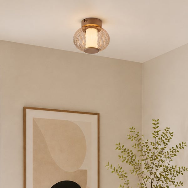 Moderne Deckenleuchte mit strukturiertem Glasschirm und bronzefarbener Halterung, montiert an der Decke in wohnlichem Ambiente.