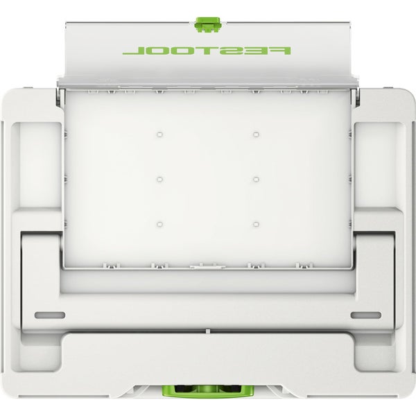 Bosch Säbelsäge beim Schneiden eines Metallrohrs. Eine Hand in einem Arbeitshandschuh führt das Werkzeug.