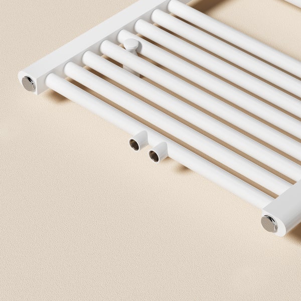 Detailansicht eines weißen Badheizkörpers mit horizontalen Rundrohren und Mittelanschluss.