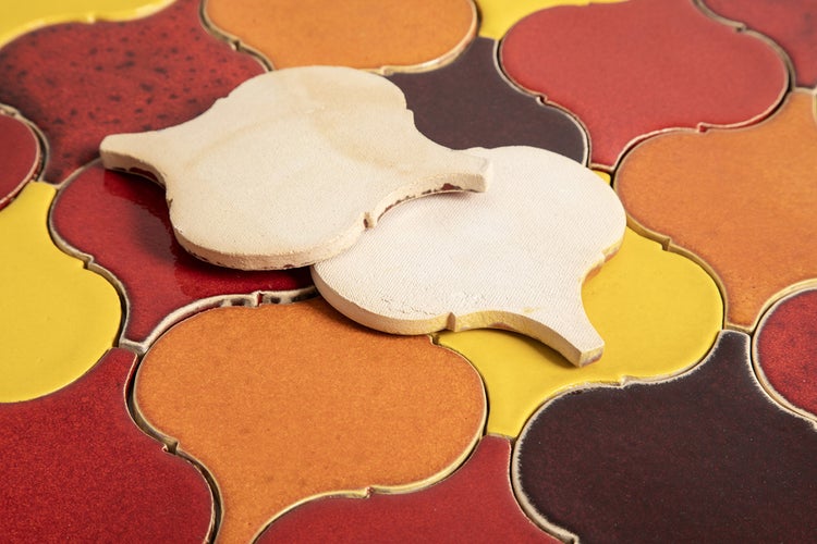 Mehrfarbige Mosaikfliesen mit marokkanischem Design