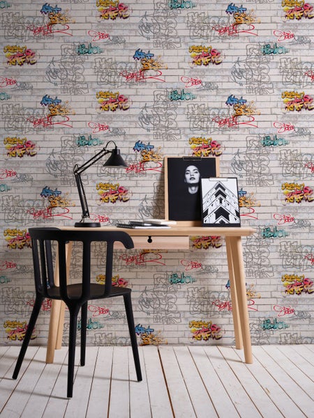 Arbeitszimmer mit Schreibtisch, Stuhl und Graffiti Tapete