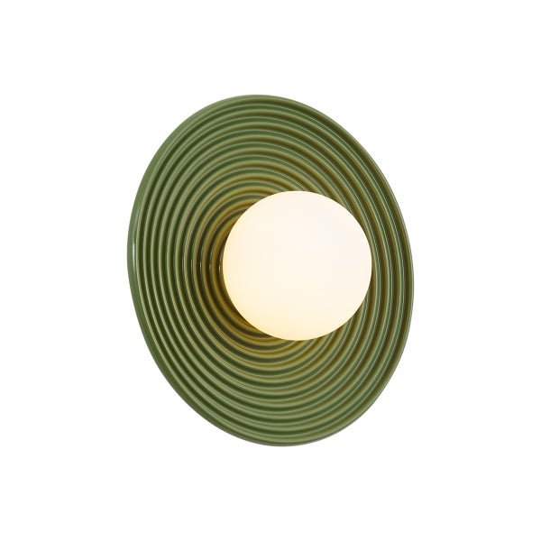 Wandleuchte mit runder, gerillter Basis und kugelförmigem Glasleuchtmittel.