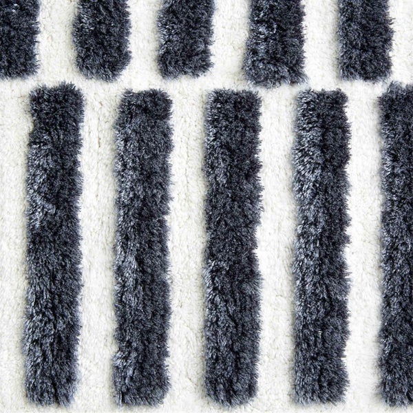 Detailansicht eines gestreiften Teppichs
