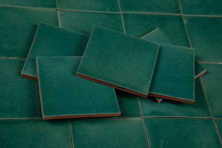 Quadratische, grüne Fliesen für Wand und Boden