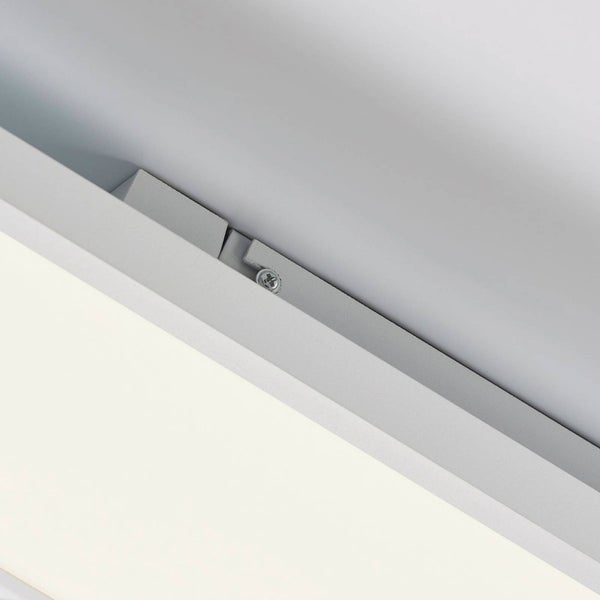 Nahaufnahme einer Deckenleuchte mit Metallrahmen, Schraube und weißer Diffusorplatte.