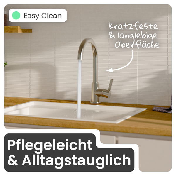 Moderne Küchenarmatur mit hohem Auslauf, kratzfester und langlebiger Oberfläche, pflegeleicht und alltagstauglich an einer Spüle.