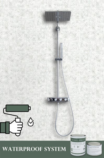 Duscharmatur und Wandabdichtungssystem auf floral gemusterter Wand