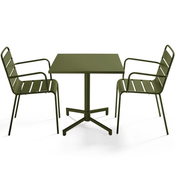 Olivgrünes Gartenmöbel-Set bestehend aus einem quadratischen Metalltisch und zwei Armlehnenstühlen.