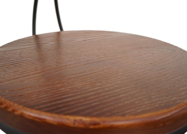 Detailaufnahme eines Barhockersitzes aus Holz