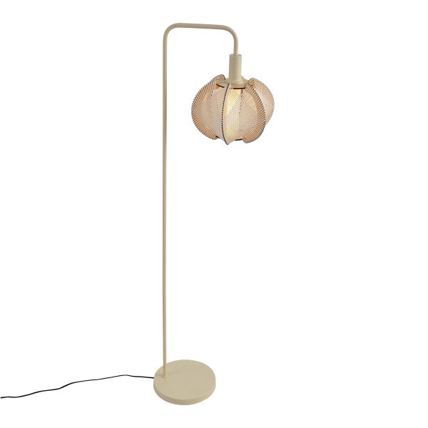 Moderne Stehlampe mit geschwungenem Lampenschirm aus Holzlamellen und einem Metallständer auf einem runden Standfuß