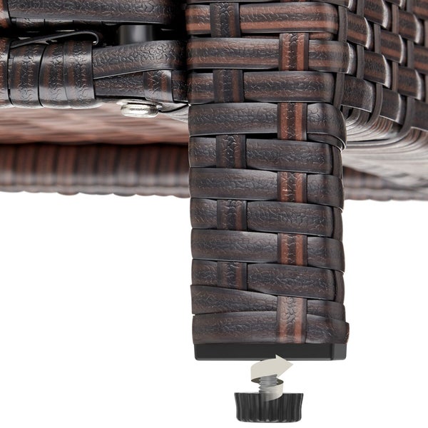 Nahaufnahme eines Möbelfußes aus Polyrattan Geflecht mit höhenverstellbarem Schraubfuß zum Ausgleich von Bodenunebenheiten.
