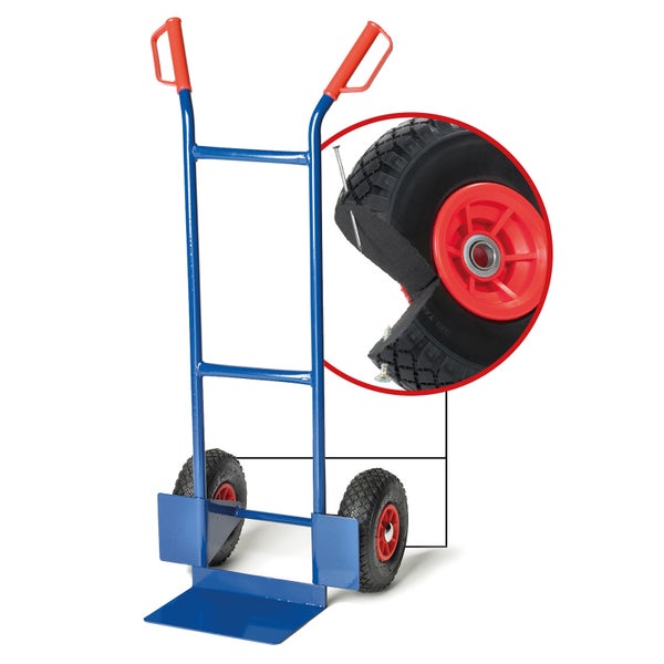 Blaue Sackkarre mit beschädigtem Reifen