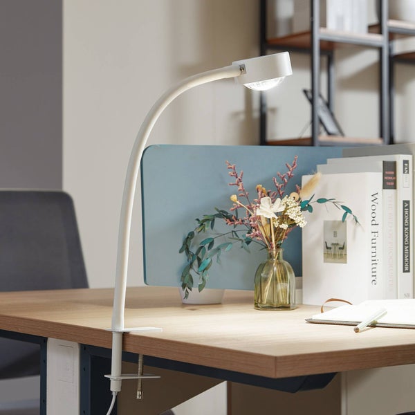 Schreibtisch mit Tischleuchte und Dekorationsartikeln