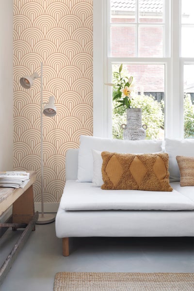 Wohnzimmer mit Couch, Stehlampe und Tapete mit Halbkreis-Muster