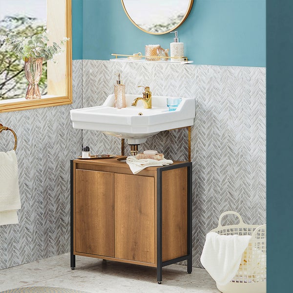 Badezimmer mit Waschbecken, Unterschrank und Accessoires für eine helle und organisierte Atmosphäre.