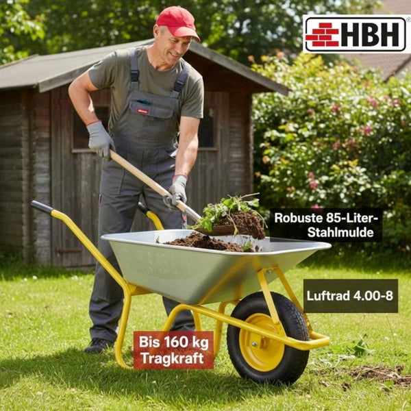 Mann befüllt in einem hellen Garten eine Schubkarre mit 85 Liter Stahlmulde, Luftrad und 160 Kilogramm Tragkraft. HBH Logo.