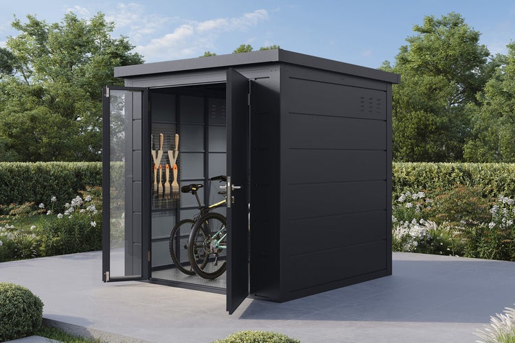 Modernes Metallgerätehaus mit Pultdach und Flügeltüren in einem Garten auf einer Terrasse stehend.