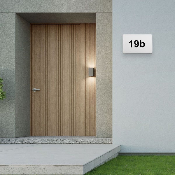 Eingangsbereich mit Haustür, Hausnummer 19b und Außenleuchte