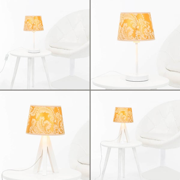 Tischleuchte mit gemustertem Lampenschirm auf einem Beistelltisch