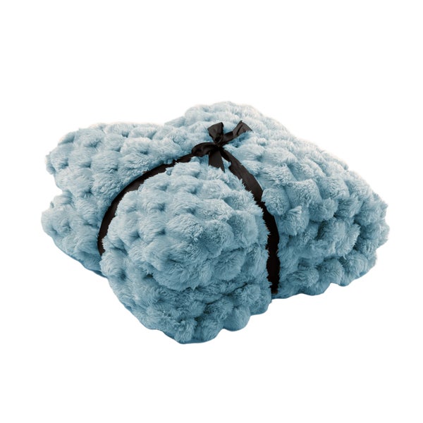 Gefaltete, hellblaue Kuscheldecke mit Schleife