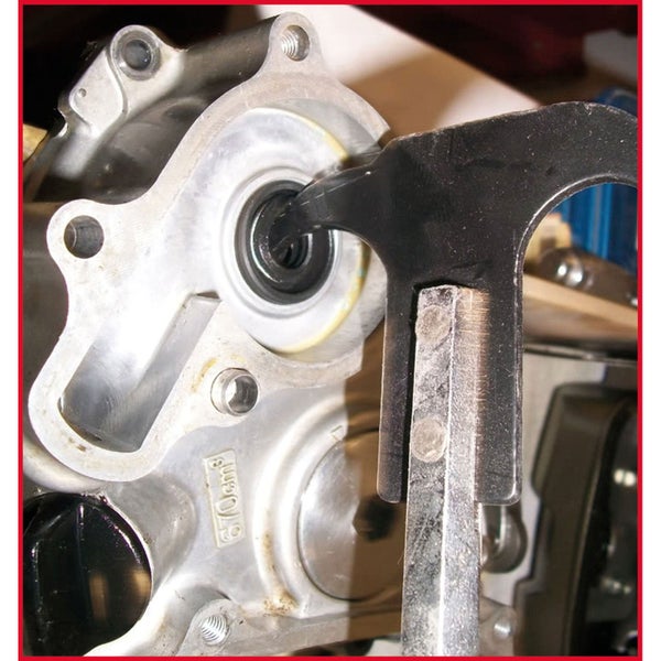 Werkzeug zum Entfernen eines Dichtrings an einem Motorblock