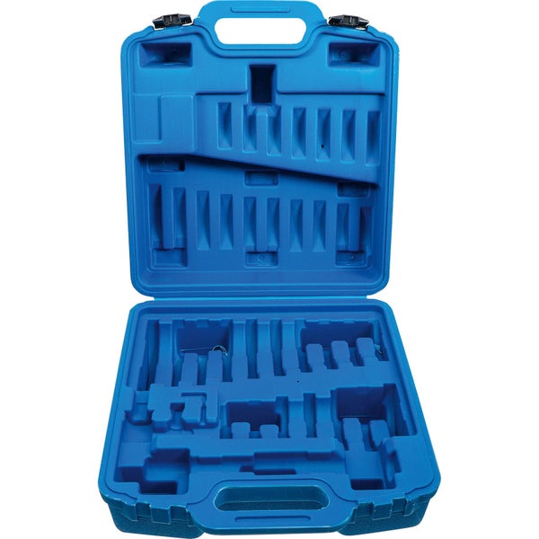 Blauer Werkzeugkoffer aus robustem Kunststoff mit integriertem Tragegriff und schwarzen Schnappverschlüssen.