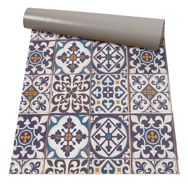 PVC-Bodenbelag in Fliesenoptik mit mediterranen Ornamenten in Blau, Weiß und Gelb, Rollenware.