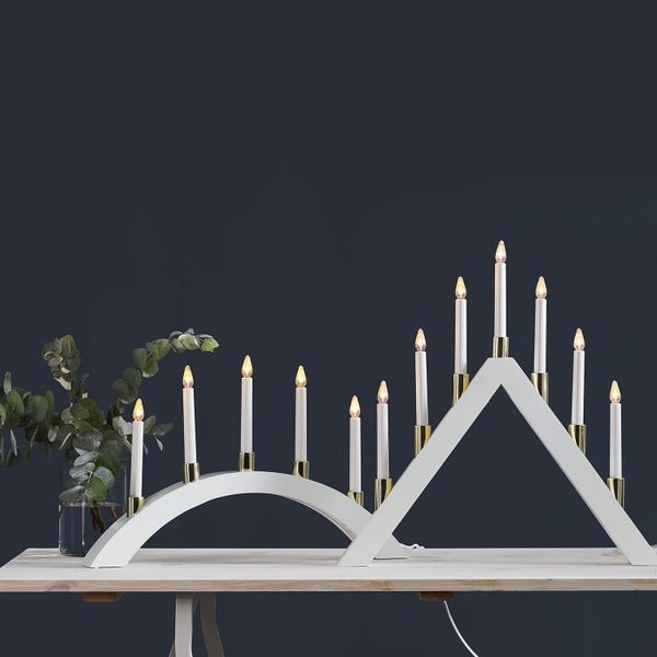 Weihnachtsleuchter mit elf Kerzen auf einem Tisch