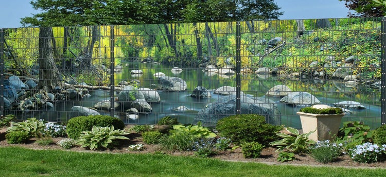 Doppelstabmattenzaun mit Flussmotiv im Garten