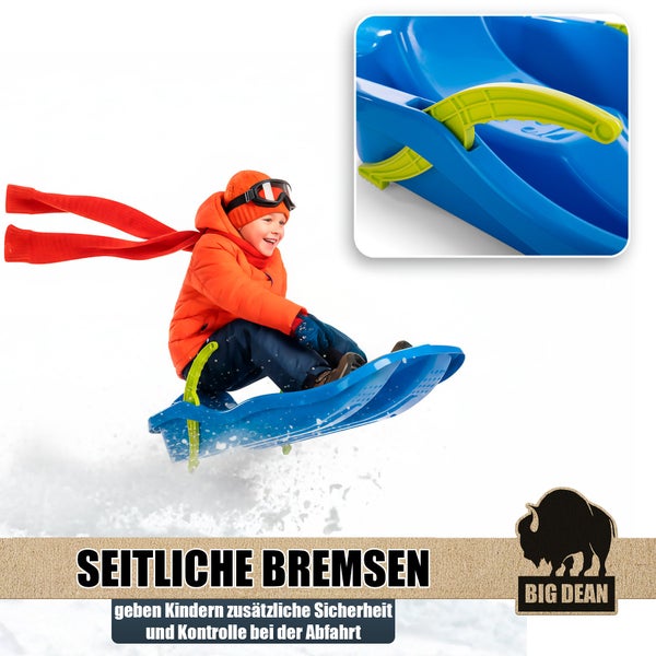 Kind zieht einen Kunststoffschlitten mit Zugseil durch eine verschneite Winterlandschaft im Wald. Big Dean Logo.