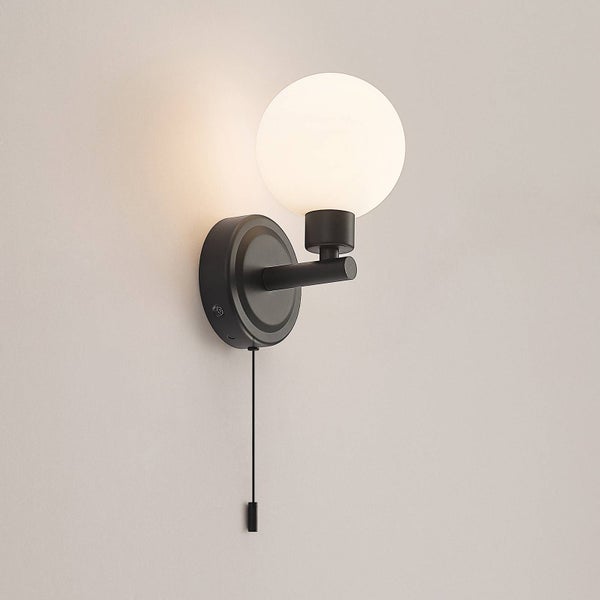 Wandleuchte mit Zugschalter und runder Lampe