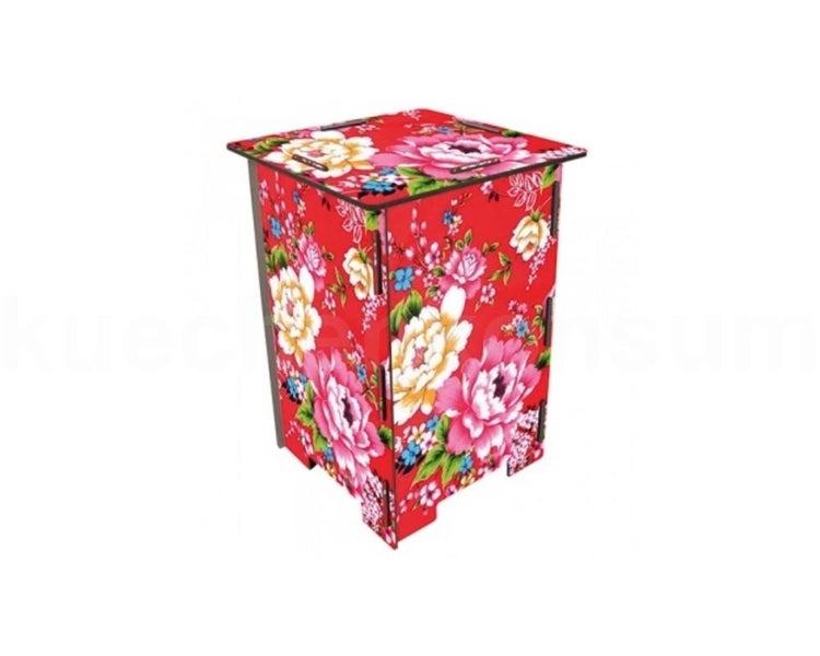 Quadratischer Beistelltisch aus Holz mit florale Musterung in Blumenoptik
