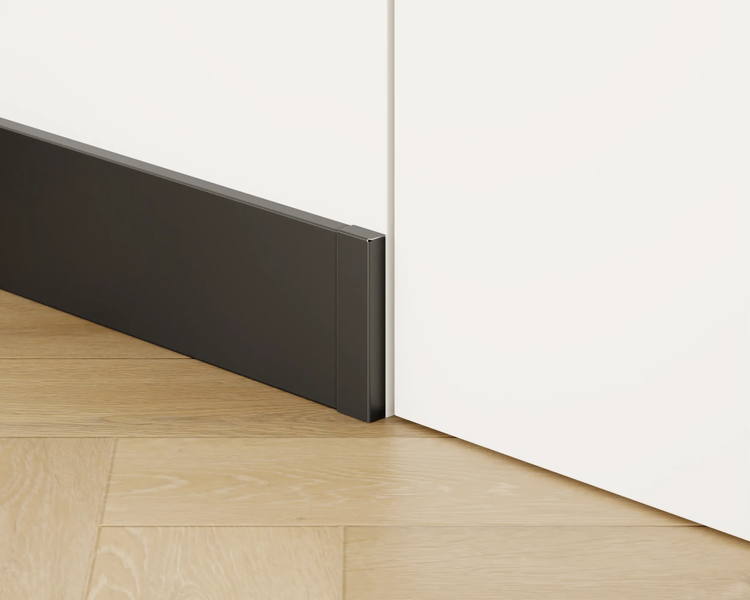 Sockelleiste in Grau an einer weißen Wand auf Holzboden