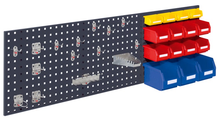 Werkzeugwand mit Haken und Aufbewahrungsboxen