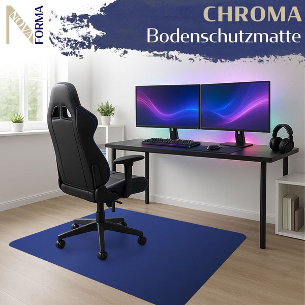 Szene mit einem Schreibtisch, Computermonitoren, einem Gaming-Stuhl und einer Bodenschutzmatte