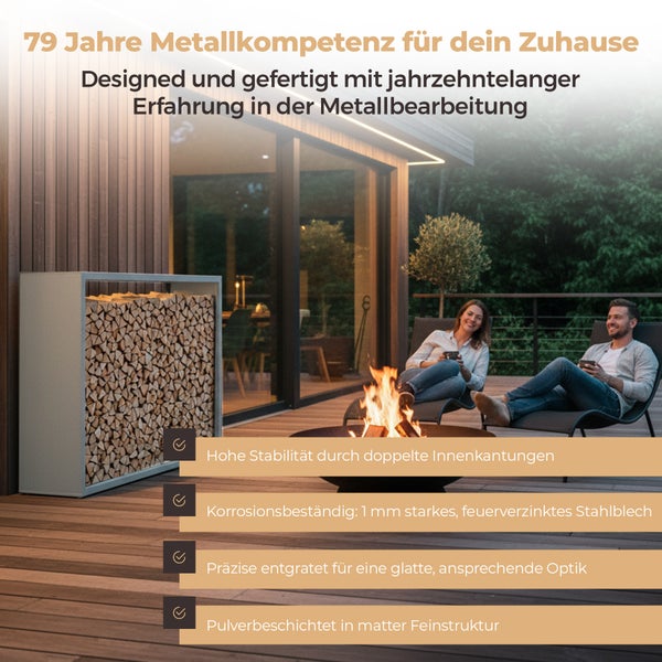 Stabiles, korrosionsbeständiges Kaminholzregal aus feuerverzinktem Stahlblech auf einer Terrasse neben einer Feuerschale und zwei Personen.