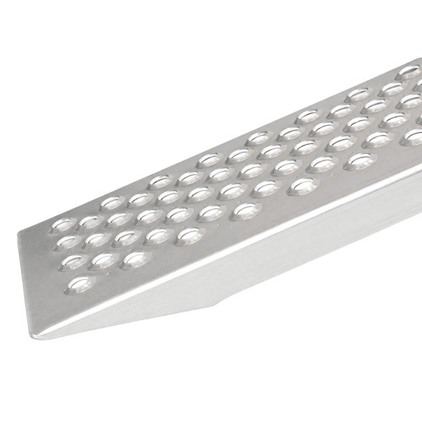 Auffahrrampe aus Aluminium mit gelochter, rutschfester Oberfläche.