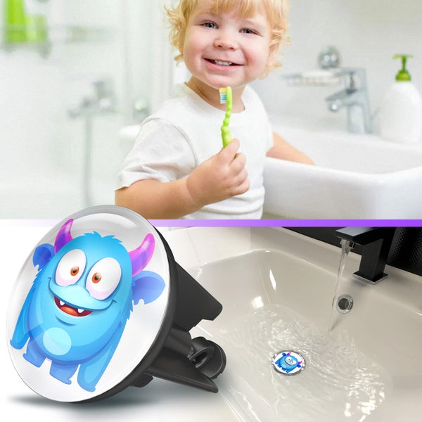 Kind putzt Zähne im Badezimmer mit Waschbeckenstöpsel mit Monsterdesign