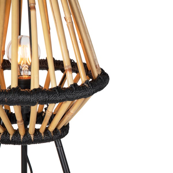 Detailansicht einer Stehlampe mit Bambusschirm und einer Glühbirne