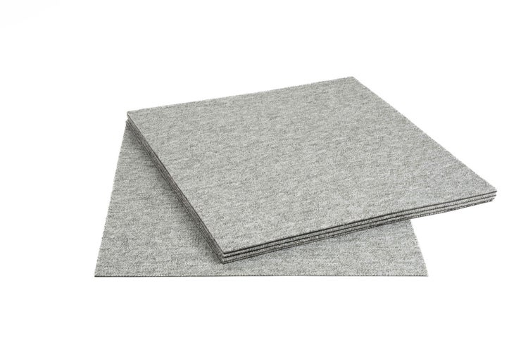 Quadratische Teppichfliesen aus grauem Nadelfilz.