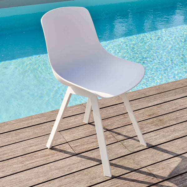 Moderner weißer Gartenstuhl mit ergonomischer Sitzschale auf einer Holzterrasse an einem Swimmingpool.