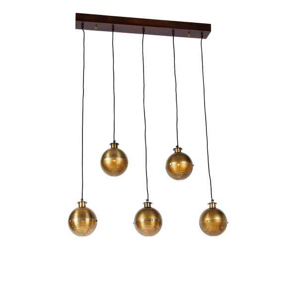 Fünfflammige Pendelleuchte mit runden Metallschirmen und einem Deckenbalken aus Holz zur Esstischbeleuchtung.