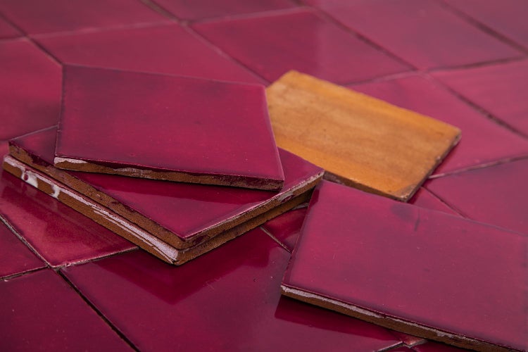 Quadratische Fliesen mit glänzender Oberfläche