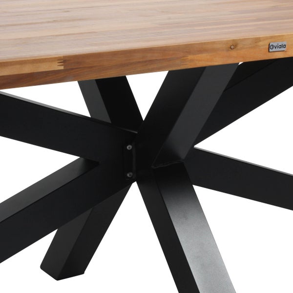 Detailansicht einer Tischplatte aus Holz mit schwarzem Metallgestell in Sternform, Oviala Logo.