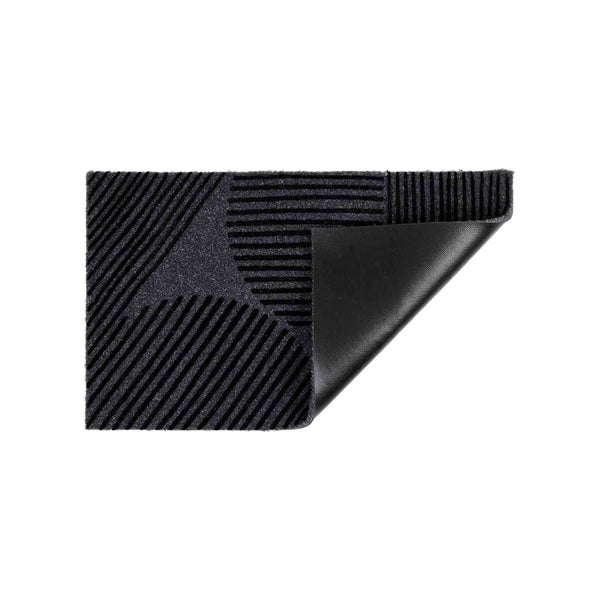 Fußmatte mit verschiedenen Mustern und gerollter Ecke