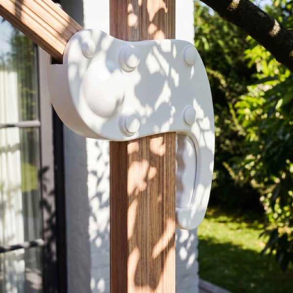 Nahaufnahme eines Verstellmechanismus mit Handgriff an einem Holzpfosten eines Sonnenschirms.